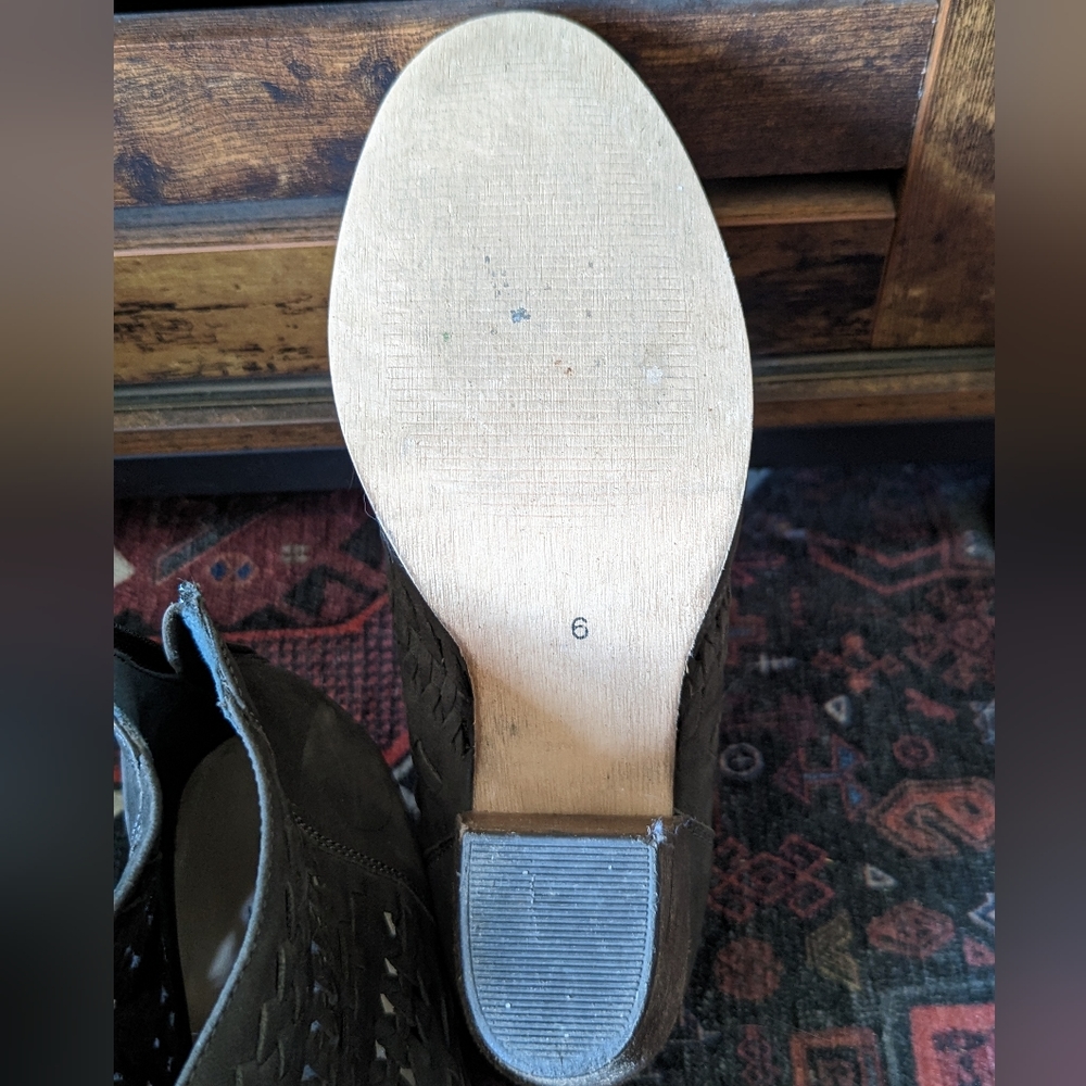 Shoes - Picture 4 of 4